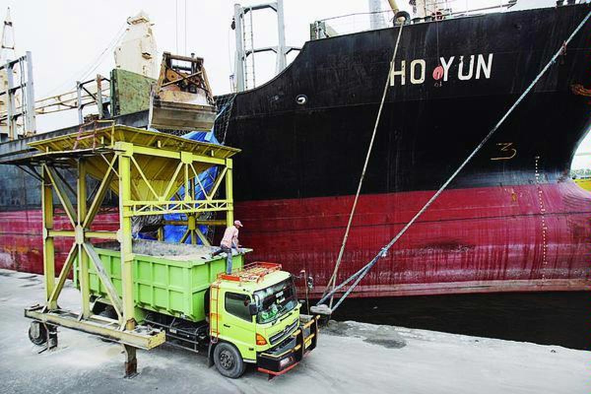 Bongkar muat pasir feldspar untuk bahan baku keramik yang diimpor dari Korea di Pelabuhan Konvensional Tanjung Priok, Jakarta, Pasir tersebut selanjutnya dikirim ke pabrik keramik di Cikarang.