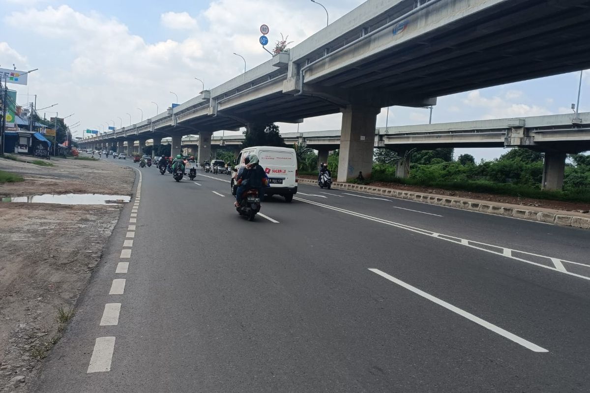 Jalan arteri di Kalimalang, Jakarta Timur, DKI Jakarta yang terpantau masih lengang pada Kamis (5/5/2022). Diketahui, lengangnya sejumlah jalan arteri di sejumlah wilayah Jakarta dikarenakan masih banyaknya warga masyarakat yang masih melakukan perjalanan mudik ke kampung halamannya.  