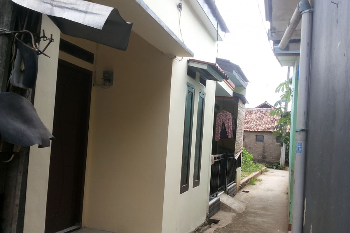 Salah satu rumah seharga Rp 250 juta yang berlokasi di salah satu gang di Jalan Gang 100, Tanjung Barat, Jagakarsa, Jakarta Selatan. Tampak rumah berada di gang sempit yang tidak dapat dilintasi mobil. Foto diambil pada Jumat (31/3/2017).