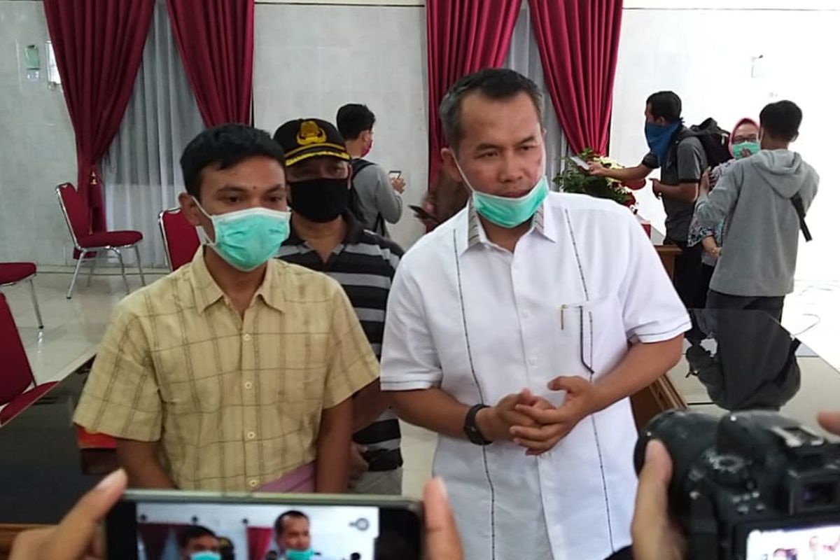 Bupati Wonogiri, Joko Sutopo bersama seorang pasien Covid-19 yang sudah sembuh.
