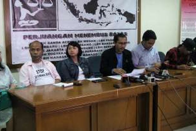 Sejumlah organisasi masyarakat sipil menggelar konferensi pers mengecam pelaksanaan eksekusi hukuman mati tahap III di kantor YLBHI, Menteng Jakarta Pusat, Minggu (31/7/2016).
