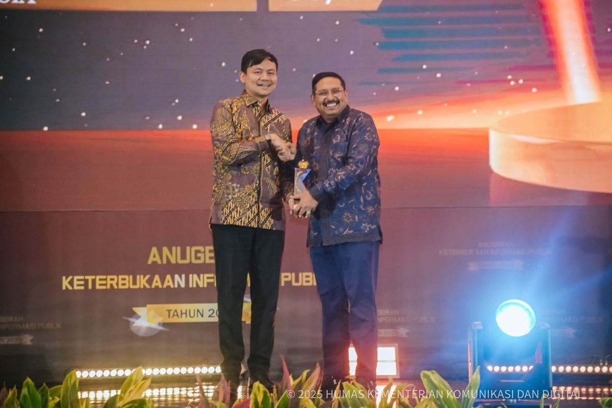 Sekretaris Jenderal (Sekjen) Kementerian Komdigi Ismail menerima piagam penghargaan pada Anugerah Keterbukaan Informasi Publik Tahun 2025 di Jakarta, Senin (15/12/2025).