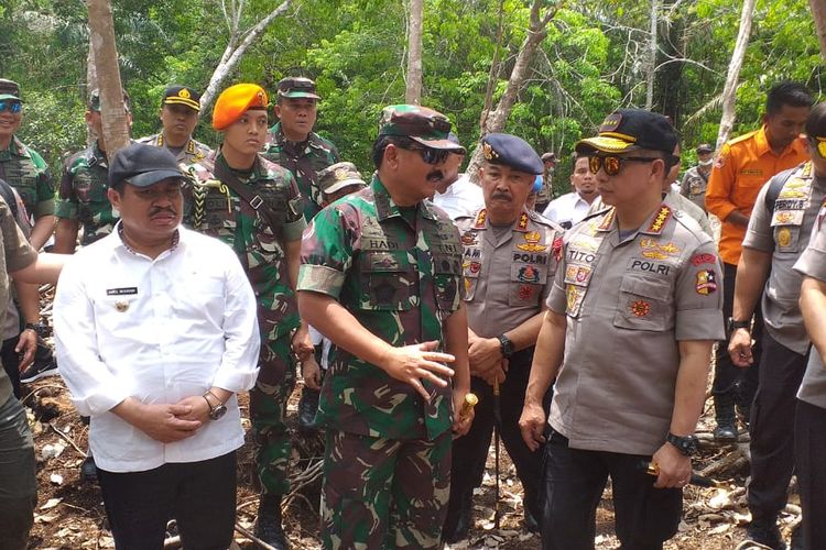 Panglima TNI Marsekal Hadi Tjahjanto dan Kapolri Jenderal Polisi Tito Karnavian beserta rombongan meninjau lokasi lahan bekas terbakar di Kelurahan Terkul, Kecamatan Rupat, Kabupaten Bengkalis, Riau, Rabu (13/3/2019).