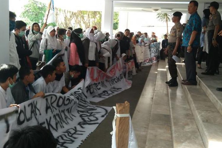 Puluhan perawat datangi kantor DPRD Provinsi Sulawesi Tengah, mendesak agar Gubernur Jambi Zumi Zola meminta maaf kepada para perawat di seluruh Indonesia, Kamis (26/1/2017).