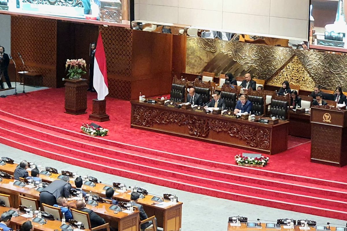 Suasana rapat paripurna DPR RI yang salah satu agendanya pengesahan RUU Minerba menjadi Undang-Undan, Selasa (18/2/2025). 