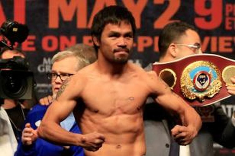 Petinju Filipina, Manny Pacquiao, berpose saat acara timbang badan di Las Vegas, Jumat (1/5/2015). Pacquiao akan menghadapi Floyd Mayweather Jr (Amerika Serikat) di MGM Grand Garden Arena, Las Vegas, Sabtu (2/5/2015).