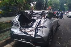 Pohon Tumbang di Bandung Timpa Mobil dan Becak, Ibu dan Anak Jadi Korban