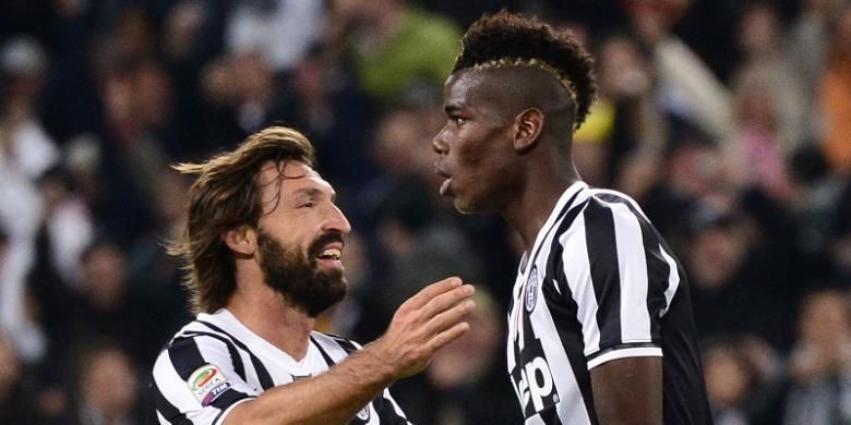 Andrea Pirlo (kiri) berselebrasi dengan Paul Pogba saat laga kontra Napoli di Stadion Juventus, 10 November 2013.