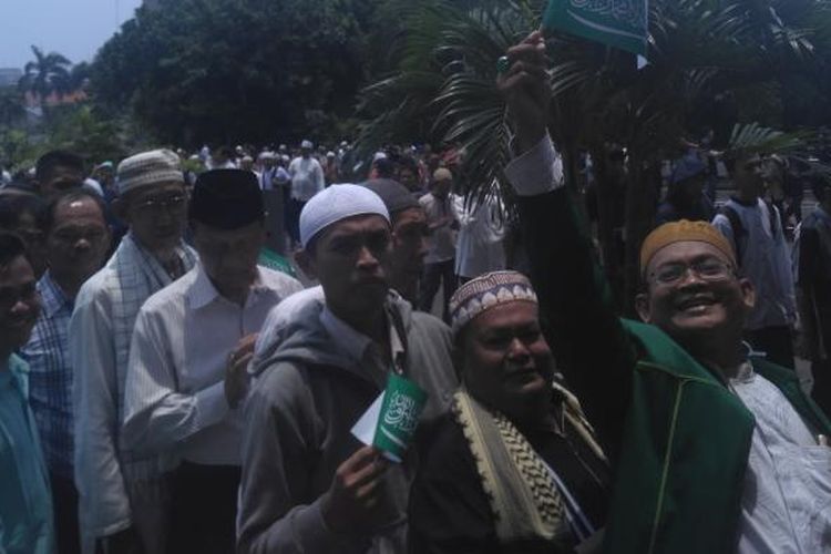 Kebetmen (50) misalnya, datang dari Binjai, Sumatera Utara untuk melihat kedatangan Raja Salman di Masjid Istiqlal, Jakarta, Kamis (2/3/2017).