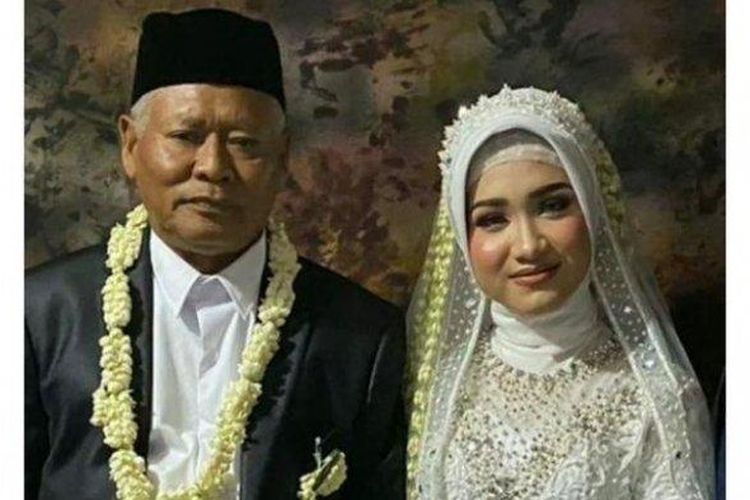 H Sondani, seorang pria berusia 61 tahun, menikahi gadis 19 tahun bernama Fia Barlianti. Pernikahan beda usia ini terjadi di Kabupaten Cirebon, Jawa Barat, Rabu (18/5/2022).
