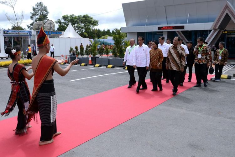 Presiden Joko Widodo saat meresmikan Bandara Internasional Silangit, Sumateta Utara, Jumat (24/11/2017).