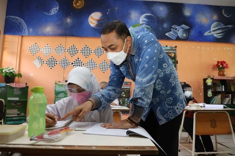 Praktik pembelajaran tatap muka di salah satu sekolah di Surabaya. 