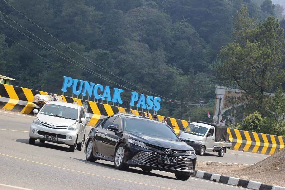 Sejumlah kendaraan melintas di jalur Puncak Cianjur, Jawa Barat, Kamis (2/9/2021) petang.