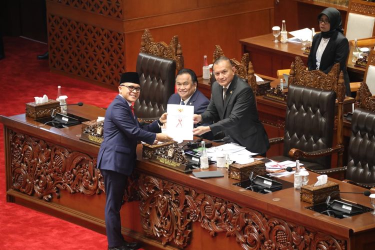 Menteri Pendayagunaan Aparatur Negara dan Reformasi Birokrasi (Menpan-RB) Abdullah Azwar Anas berfoto dengan pimpinan DPR RI usai memberikan pendapat akhir pemerintah dalam Rapat Paripurna DPR RI Ke-7 Masa Persidangan I Tahun Sidang 2024-2025, di Gedung Nusantara II DPR RI, Jakarta, Kamis (19/9/2024).