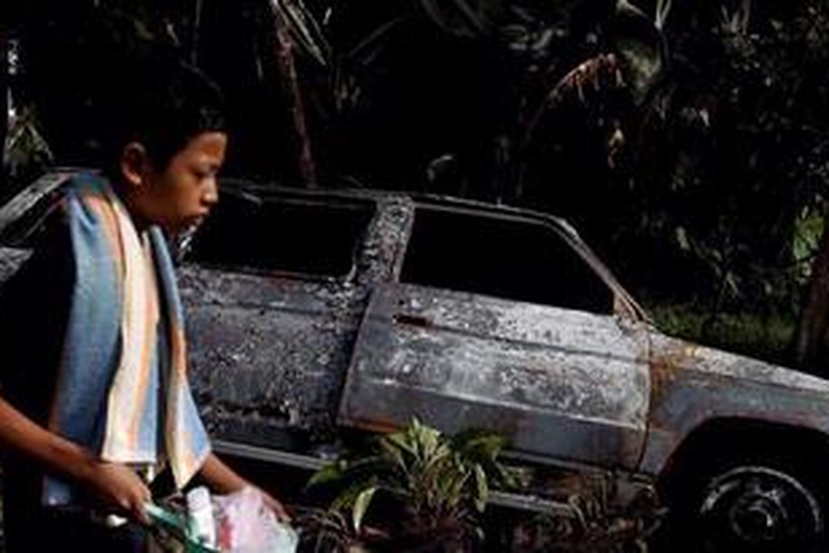 Penyerangan Ahmadiyah di Bogor  Bangkai mobil yang dibakar massa di Ciampea Udik RW 5, Kecamatan Ciampea, Kabupaten Bogor, Jawa Barat, Sabtu (2/10/2010). Massa menyerang desa yang dihuni sekitar 500 jemaah Ahmadiyah, menghancurkan belasan rumah, membakar dua rumah dan satu masjid. 