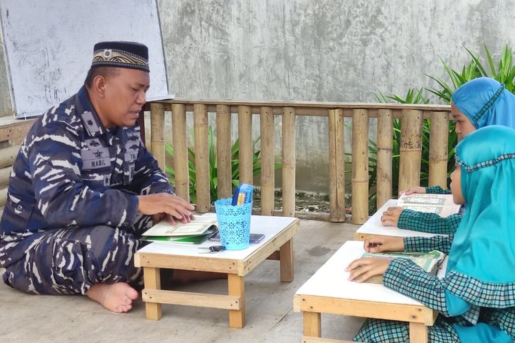 Perwira Pelaksana Angkatan Laut (Lanal) Tanjung Balai Asahan Mayor Laut (P) Nabil tengah mengajarkan ilmu agama di pesantren yang didirikannya.