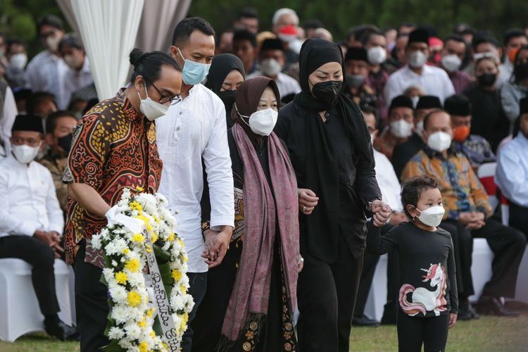 Pemakaman jenazah Menteri Pendayagunaan Aparatur Negara dan Reformasi Birokrasi (Menpan-RB) Tjahjo Kumolo di Taman Makam Pahlawan Kalibata, Jakarta, Jumat (1/7/2022). Tjahjo Kumolo meninggal setelah dirawat di Rumah Sakit Abdi Waluyo, Jakarta Pusat, selama hampir dua pekan.