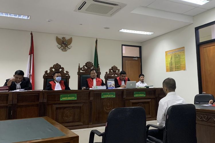 Terdakwa M Ecky Listiantho (34) dituntut hukuman mati oleh Jaksa Penuntut Umum (JPU) dalam persidangan yang digelar di Pengadilan Negeri (PN) Cikarang, Kabupaten Bekasi, Jawa Barat, Senin (7/8/2023). Jaksa menilai Ecky terbukti secara sah dan meyakinkan bersalah melakukan tindak pidana pembunuhan berencana terhadap Angela Hindriati Wahyuningsih (54).