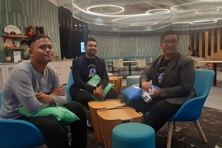 Potret tiga developer game asal Indonesia (dari kiri ke kanan) CEO Rigged Box Softworks Satriyo Aji Nugroho, CEO Gambir Studio Shafiq Husein, dan Direktur Eternal Dream Studio Lucky Dharmawan saat mengikuti acara kelulusan Indie Games Accelerator di kantor Google Asia Pasifik, Singapura, Selasa (13/12/2022).
