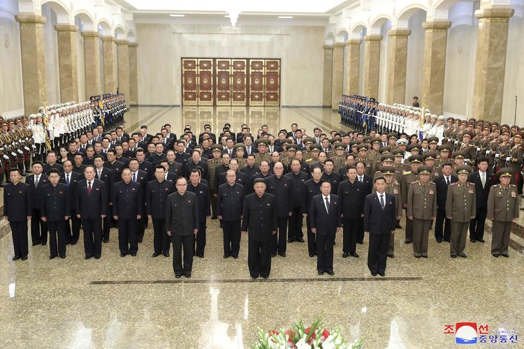 Dalam foto yang disediakan oleh pemerintah Korea Utara, pemimpin Korea Utara Kim Jong Un (tengah depan), berdiri bersama anggota Politbiro dan pejabat senior lainnya di aula masuk Istana Matahari Kumsusan di Pyongyang, Korea Utara, Kamis, 8 Juli 2021.