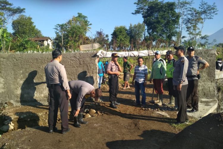 Pembongkaran tembok yang tutup akses jalan penguhubung desa Rejosari dengan desa Sindupaten Kabupaten Wonosobo, Senin (7/1/2019). Tembok dibangun oleh warga yang kalah maju Pilkades. 