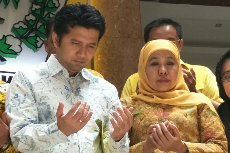 Bupati Trenggalek, Emil Dardak (kiri) dan Menteri Sosial RI Khofifah Indar Parawansa (kanan) ketika ditemui di kantor DPP Golkar, Jakarta, Rabu (22/11/2017). 