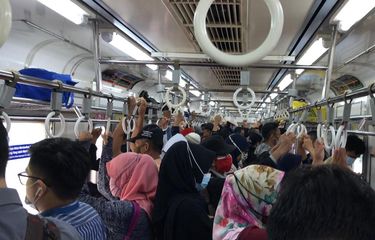 Suasana mengheningkan cipta di KRL tujuan Bogor - Kota dalam rangka mengenang jasa para pahlawan pada Selasa (10/11/2020) pukul 08.15 WIB. Ajakan mengheningkan cipta dilontarkan lewat pengeras suara di dalam kereta.