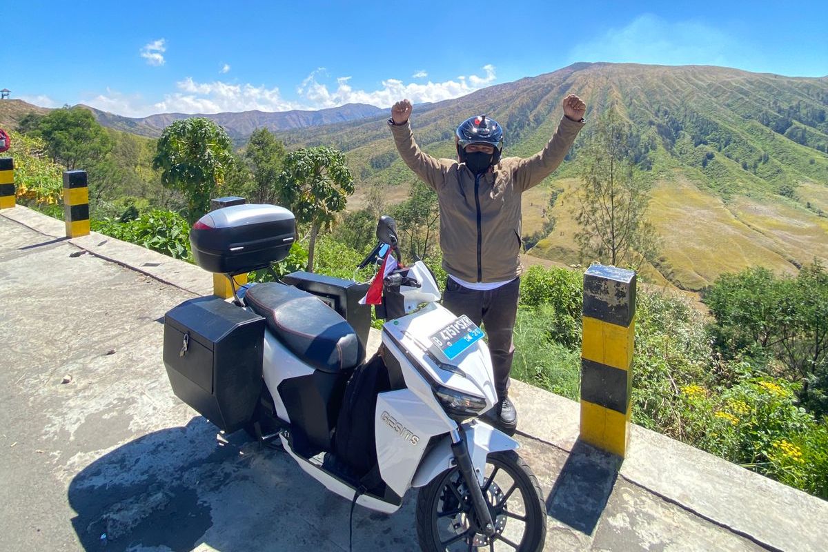 Maman Suparman, anggota Gesits Riders Indonesia (GRID) melakukan solo touring dari Jakarta-Mandalika, Lombok, NTB.