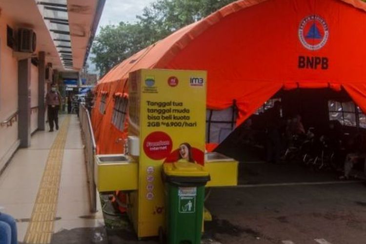 Sejumlah pasien menunggu giliran pemeriksaan kesehatan di dalam tenda tambahan pelayanan Instalasi Gawat Darurat (IGD) Rumah Sakit Umum Daerah (RSUD) Bandung, Jawa Barat, Kamis (01/07).