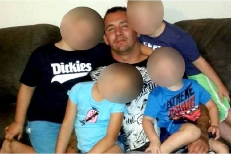 Mark Keans (39) menderita kanker stadium akhir dan berada di rumahnya di Brisbane, di negara bagian Queensland. Sementara keempat anaknya berada di Sydney, Australia.