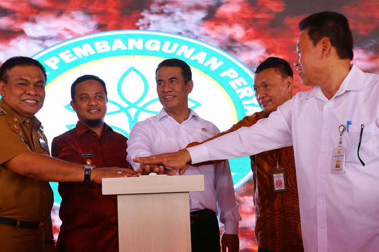 Menteri Pertanian Andi Amran Sulaiman (tengah) bersama jajaran terkait secara bersama-sama menekan tombol tanda diresmikannya Kampus II Bone Politeknik Pembangunan Pertanian (Polbangtan) Gowa di Bone Sulawesi Selatan, Senin (4/8/2019). 