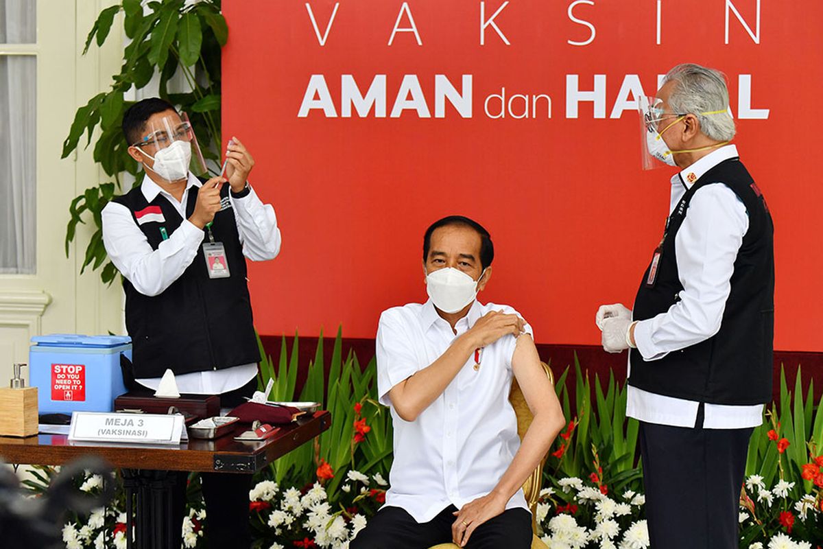 Presiden Joko Widodo (tengah) bersiap disuntik dosis pertama vaksin Covid-19 produksi Sinovac oleh vaksinator Wakil Ketua Dokter Kepresidenan Prof Abdul Mutalib (kanan) di beranda Istana Merdeka, Jakarta, Rabu (13/1/2021). Penyuntikan perdana vaksin Covid-19 ke Presiden Joko Widodo tersebut menandai dimulainya program vaksinasi di Indonesia.