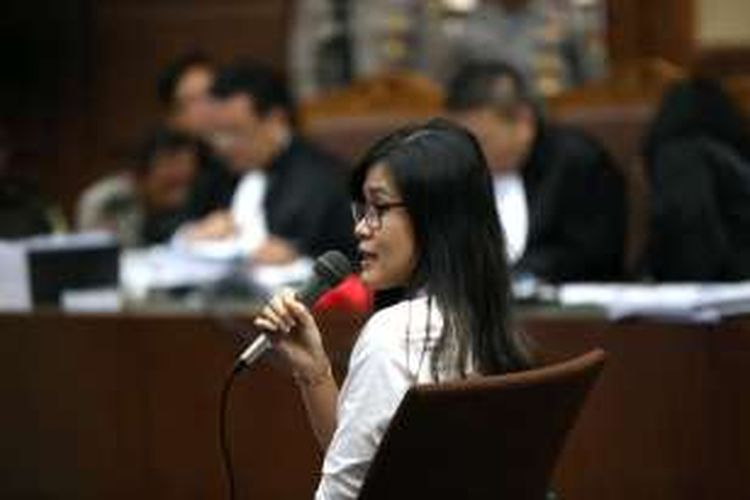 Terdakwa Jessica Kumala Wongso menjalani sidang dengan agenda pemeriksaan terdakwa di Pengadilan Negeri Jakarta Pusat, Rabu (28/9/2016). Ia menjadi terdakwa terkait dugaan kasus pembunuhan Wayan Mirna Salihin. KOMPAS IMAGES/KRISTIANTO PURNOMO