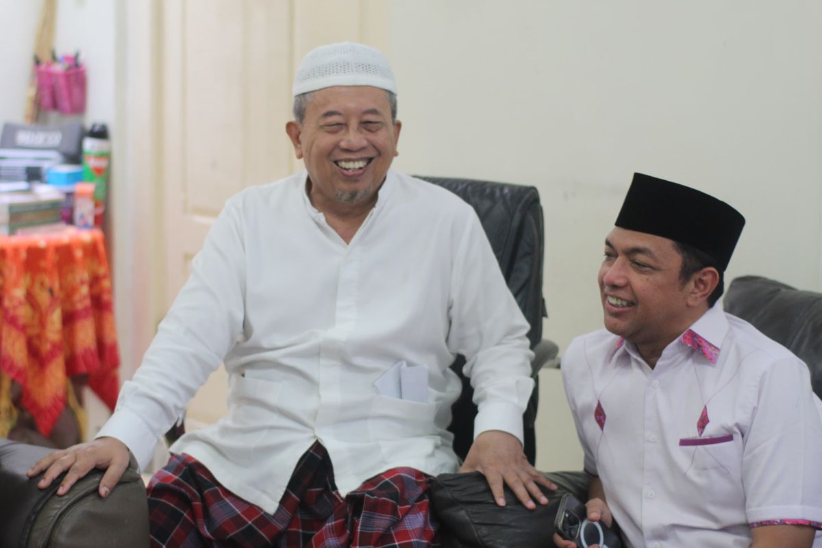 Zahrul Azhar Asumta atau Gus Hans, saat sowan kepada KH. Tamim Romly, salah satu kiai sepuh sekaligus jajaran pengasuh Pondok Pesantren Darul Ulum, Rejoso, Peterongan, Kabupaten Jombang, Jawa Timur, Kamis (29/8/2024).