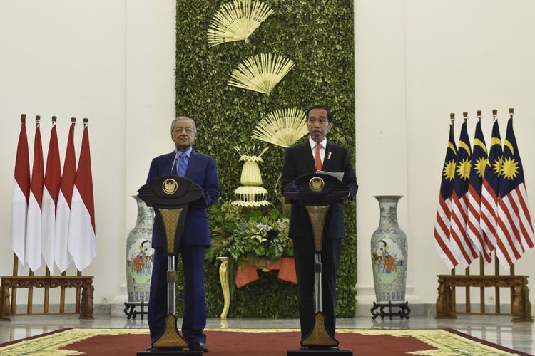 Presiden Joko Widodo (kanan) bersama Perdana Menteri Malaysia Mahathir Mohamad (kiri) menyampaikan keterangan pers usai pertemuan di Istana Bogor, Jawa Barat, Jumat (29/6). Kunjungan kenegaraan tersebut membahas permasalahan perbatasan kedua negara, tenaga kerja, dan sekolah bagi anak Tenaga Kerja Indonesia yang berada di Malaysia. ANTARA FOTO/Puspa Perwitasari/Spt/18
