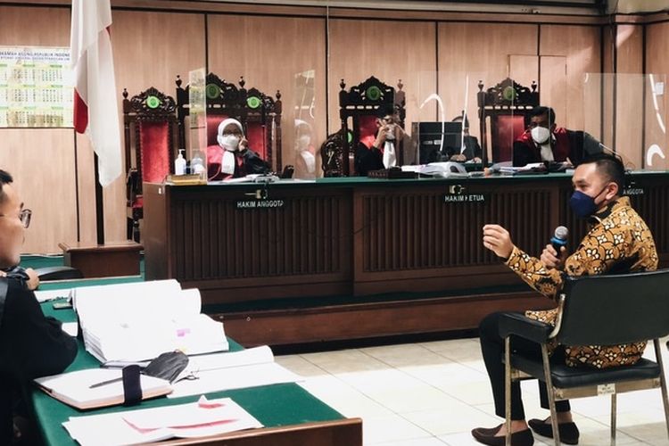 Wakil Ketua Komisi III DPR Ahmad Sahroni dalam persidangan di Pengadilan Negeri (PN) Jakarta Utara, Rabu (6/4/2022). Sahroni hadir sebagai saksi pelapor atas kasus dugaan pelanggaran UU ITE yang menjerat Adam Deni. 