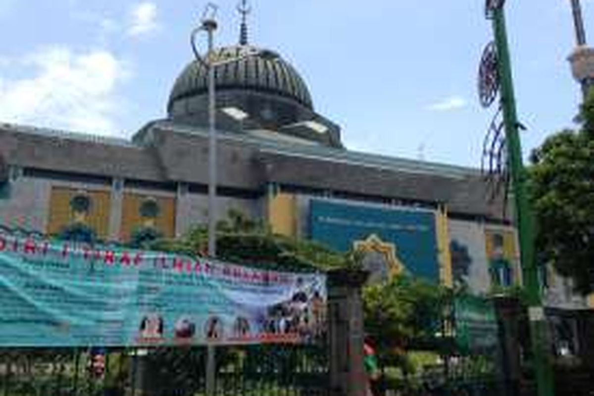 Tampak suasana kompleks Jakarta Islamic Centre (JIC) yang dulunya merupakan lokalisasi Kramat Tunggak di Kelurahan Tugu Utara, Kecamatan Koja, Jakarta Utara, Senin (15/2/2016). 








