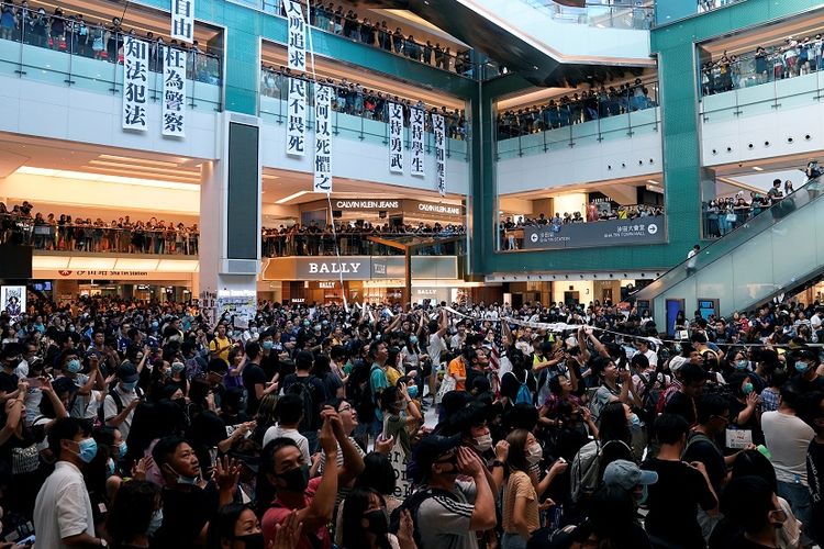 Pengunjuk rasa pro-demokrasi memadati sebuah pusat perbelanjaan di Sha Tin, Hong Kong, pada Minggu (22/9/2019).