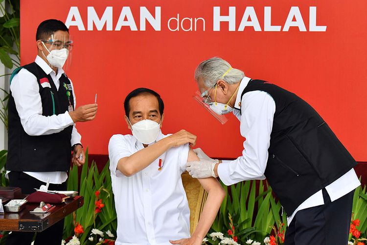 Presiden Joko Widodo (tengah) bersiap disuntik dosis pertama vaksin Covid-19 produksi Sinovac oleh vaksinator Wakil Ketua Dokter Kepresidenan Prof Abdul Mutalib (kanan) di beranda Istana Merdeka, Jakarta, Rabu (13/1/2021). Penyuntikan perdana vaksin Covid-19 ke Presiden Joko Widodo tersebut menandai dimulainya program vaksinasi di Indonesia.