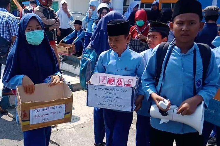 Ratusan siswa SDN 62 Kota Bengkulu menggalang dana untuk membeli lahan sekolah yang masih bersengketa