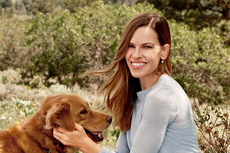 Hilary Swank Hamil Perdana di Usia 48 Tahun, Mengandung Janin Kembar