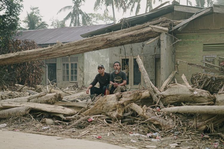 Warga korban banjir di Desa Tanjung Karang, Kecamatan Karang Baru, Kabupaten Aceh Tamiang, Minggu (21/12/2025)