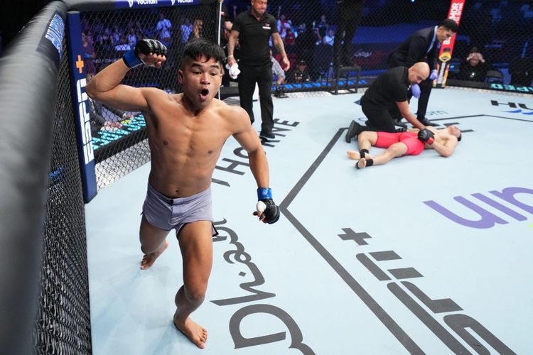 Jeka Saragih merayakan kemenangan pada semifinal Road to UFC melawan petarung Korea Selatan Ki Won-bin di Etihad Arena, Abu Dhabi, pada Minggu (23/10/2022).