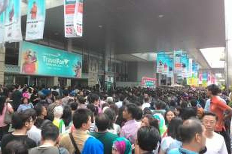 Antrean pengunjung membeludak di Garuda Indonesia Travel Fair (GATF) di Jakarta Convention Center (JCC), Jumat (29/4/2016). Pengunjung GATF memadati pintu gerbang sebelum dibuka pada pukul 10.00 WIB.