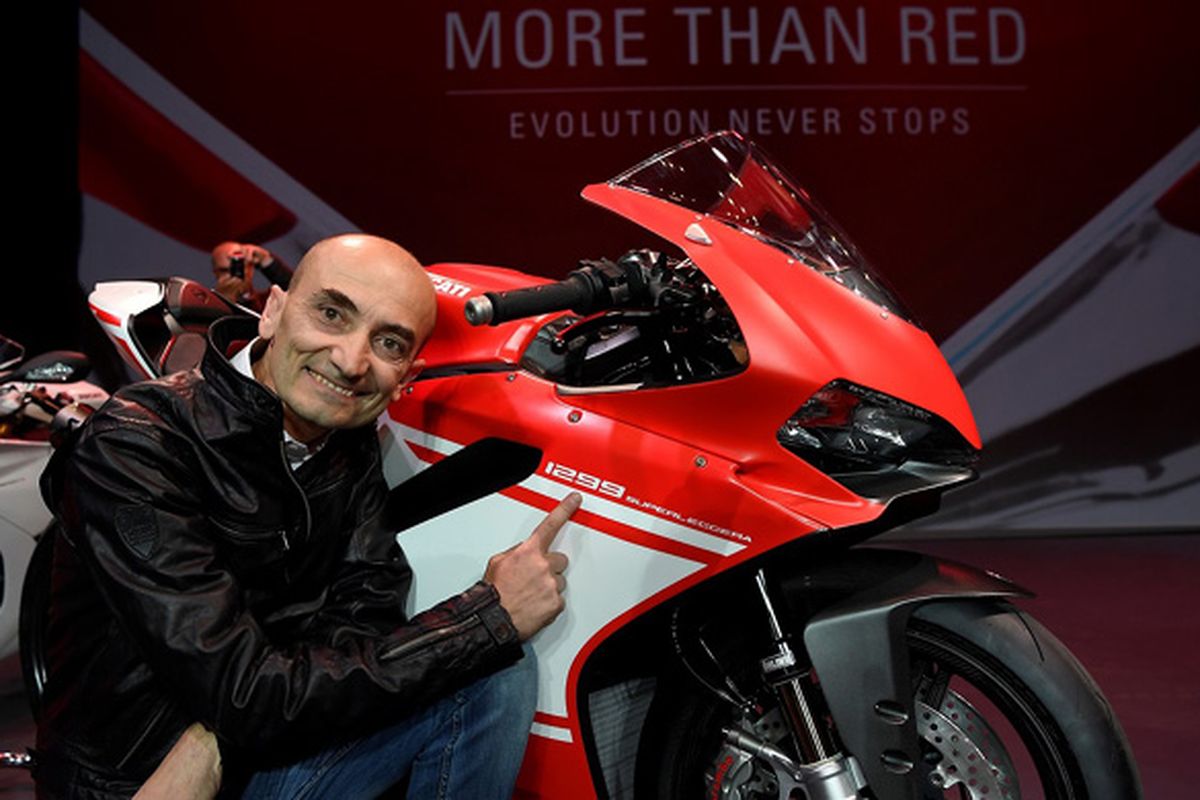 CEO Ducati Claudio Domenicali bersama motor 1299 Superleggera.