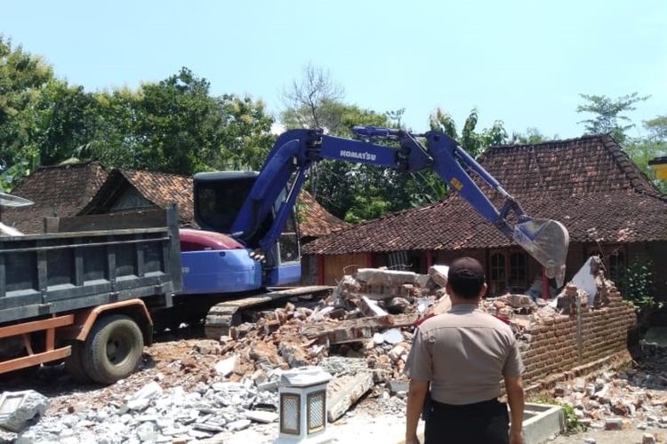 Lagi, sebuah rumah di Ponorogo milik seorang TKW di robohkan dengan menggunakan alat berat eksavator karena kasus perselingkuhan.