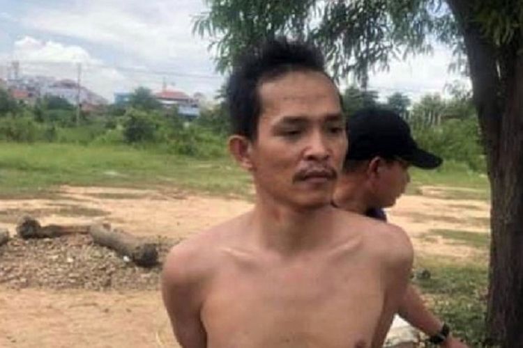 Eam Samnang ketika ditahan di Phnom Penh, Kamboja, pada Sabtu (29/8/2020). Eam ditangkap dalam keadaan telanjang setelah mengaku membunuh ibunya, Hak Sokha, karena mengira sang ibu kerasukan setan.