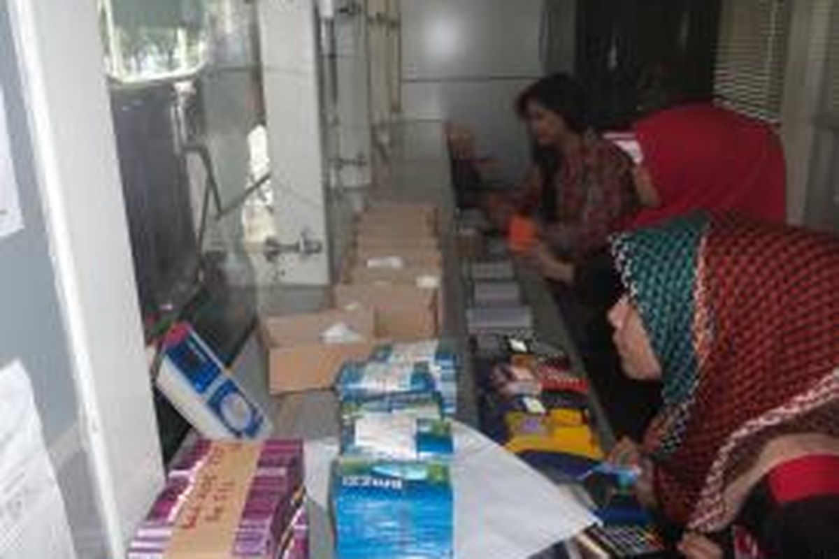 Petugas transjakarta di Halte Karet melayani penjualan tiket elektronik, Senin (11/8/2014)