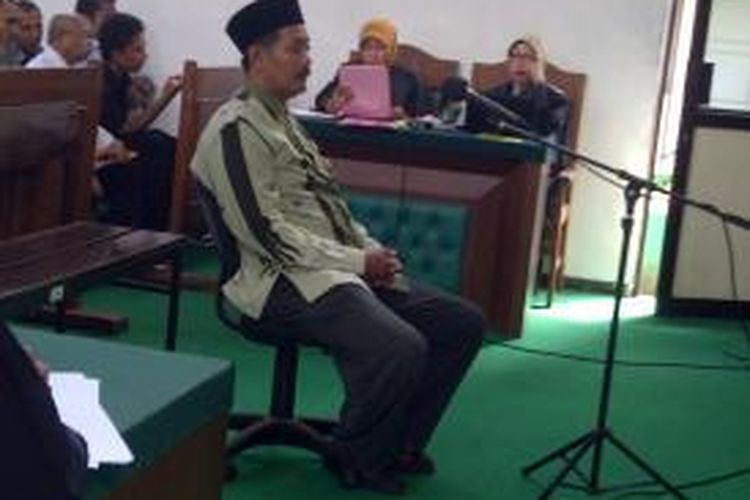 Muji Mulyo, caleg DPRD Kabupaten Malang, dari PKB saat menjalani sidang di Pengadilan Negeri Kabupaten Malang, Senin (7/4/2014). Ia dinilai melanggar karena kampanye di masjid.