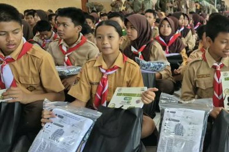 Senyum Mahika, Tak Lagi Pakai Baju SD ke SMPN 2 Boyolali Usai Terima Seragam dan LKS Gratis